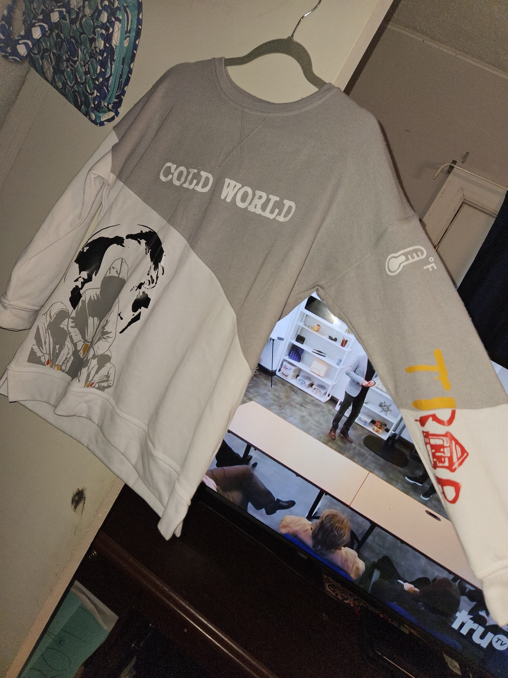 Cold World Graphic Crewneck Sweatshirt - Gray & White